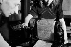 Illegale krant De Koerier wordt gestencild, 1945