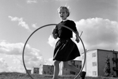 Meisje speelt op straat