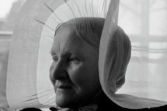 Vrouw in rouwdracht, Huizen