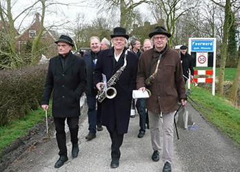 Op weg naar het graf van Sikkens in Feerwerd