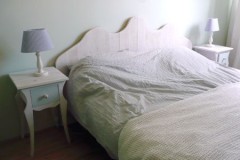 Bed met nachtkastjes