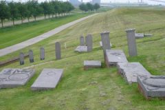 Het gereconstrueerde kerkhof op de dijk