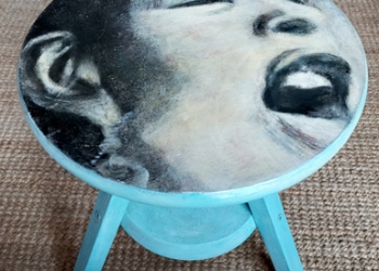 Billie Holiday op krukje