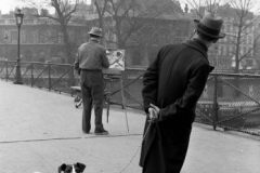 Foxterriër bij de Pont des Arts, Parijs, 1953