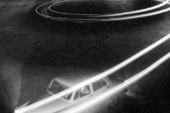 Lange belichting van een auto 's nachts, 1954